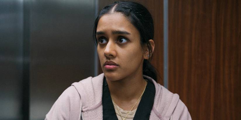 Dra. Victoria Javadi (Shabana Azeez) em cena de The Pitt