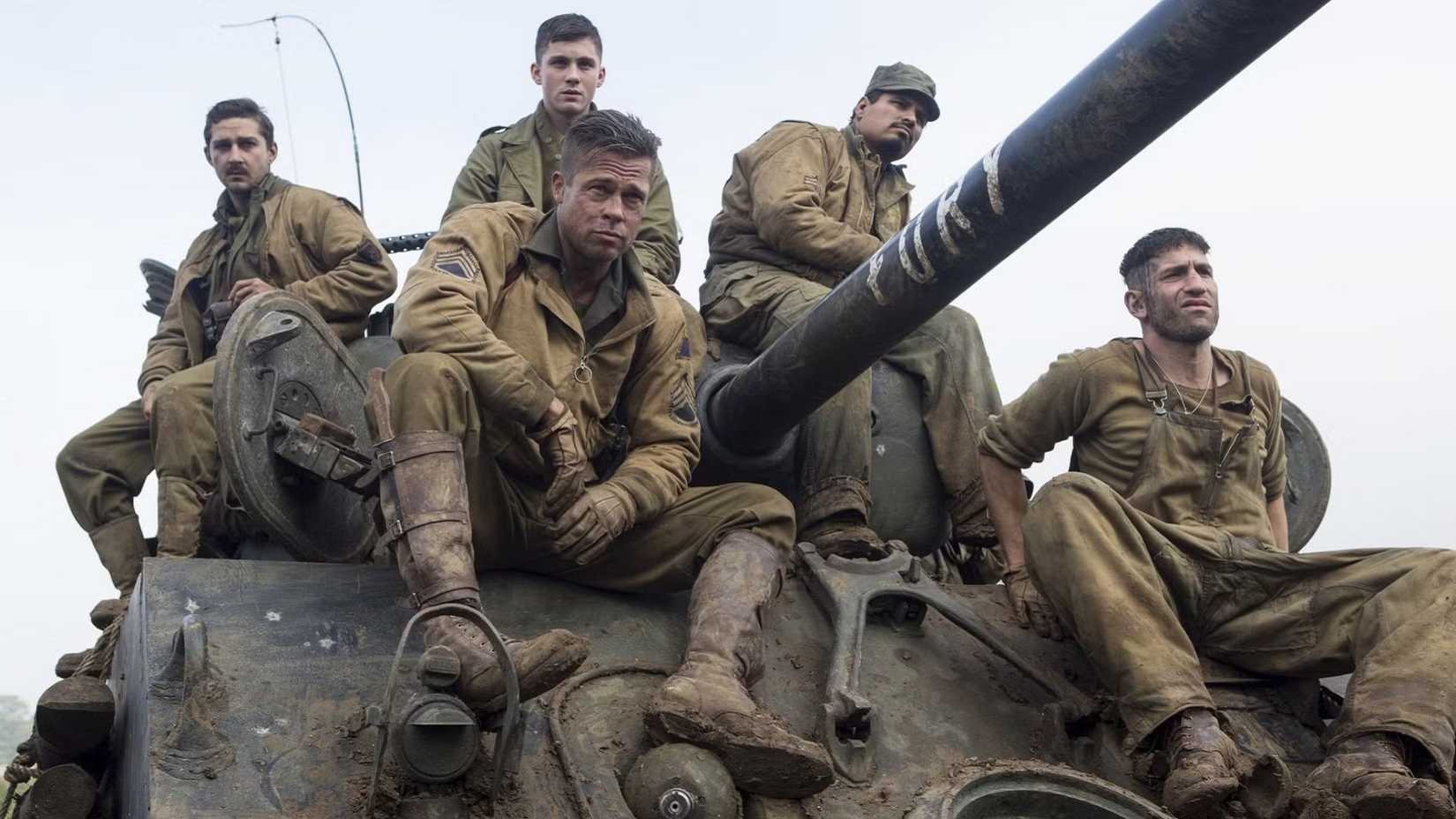 Elenco de Corações de Ferro posa sobre tanque de guerra