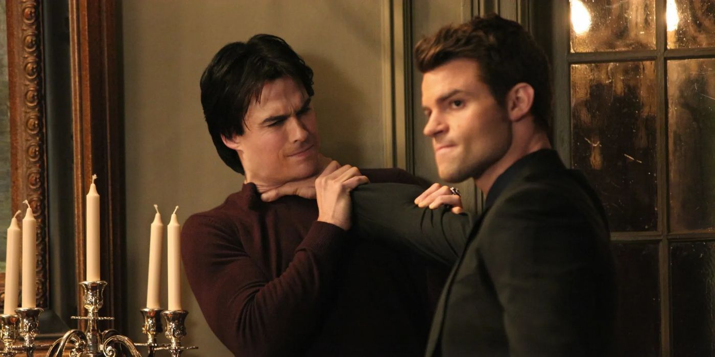 Elijah Mikaelson (Daniel Gillies) enforca Damon Salvatore (Ian Somerhalder) em The Vampire Diaries. Crédito: via The CW