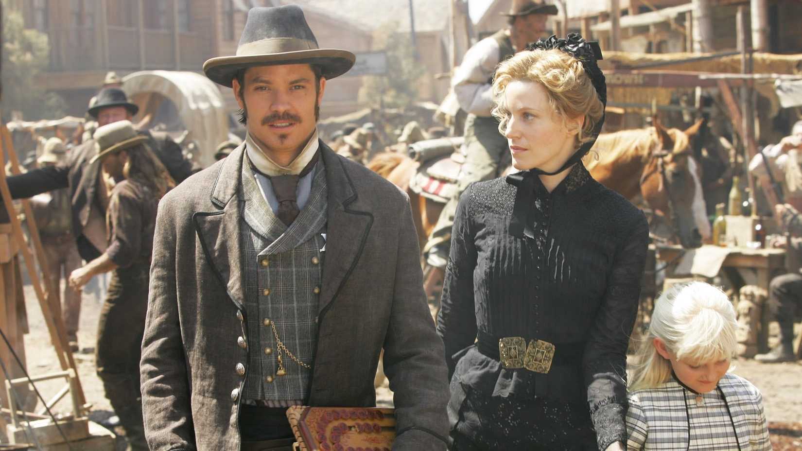 Timothy Olyphant caminha pela cidade em Deadwood
