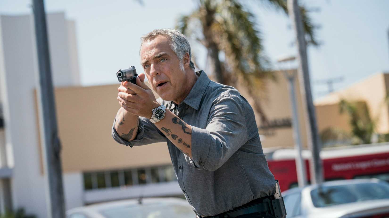 Titus Welliver como Harry Bosch empunha uma arma na série Bosch