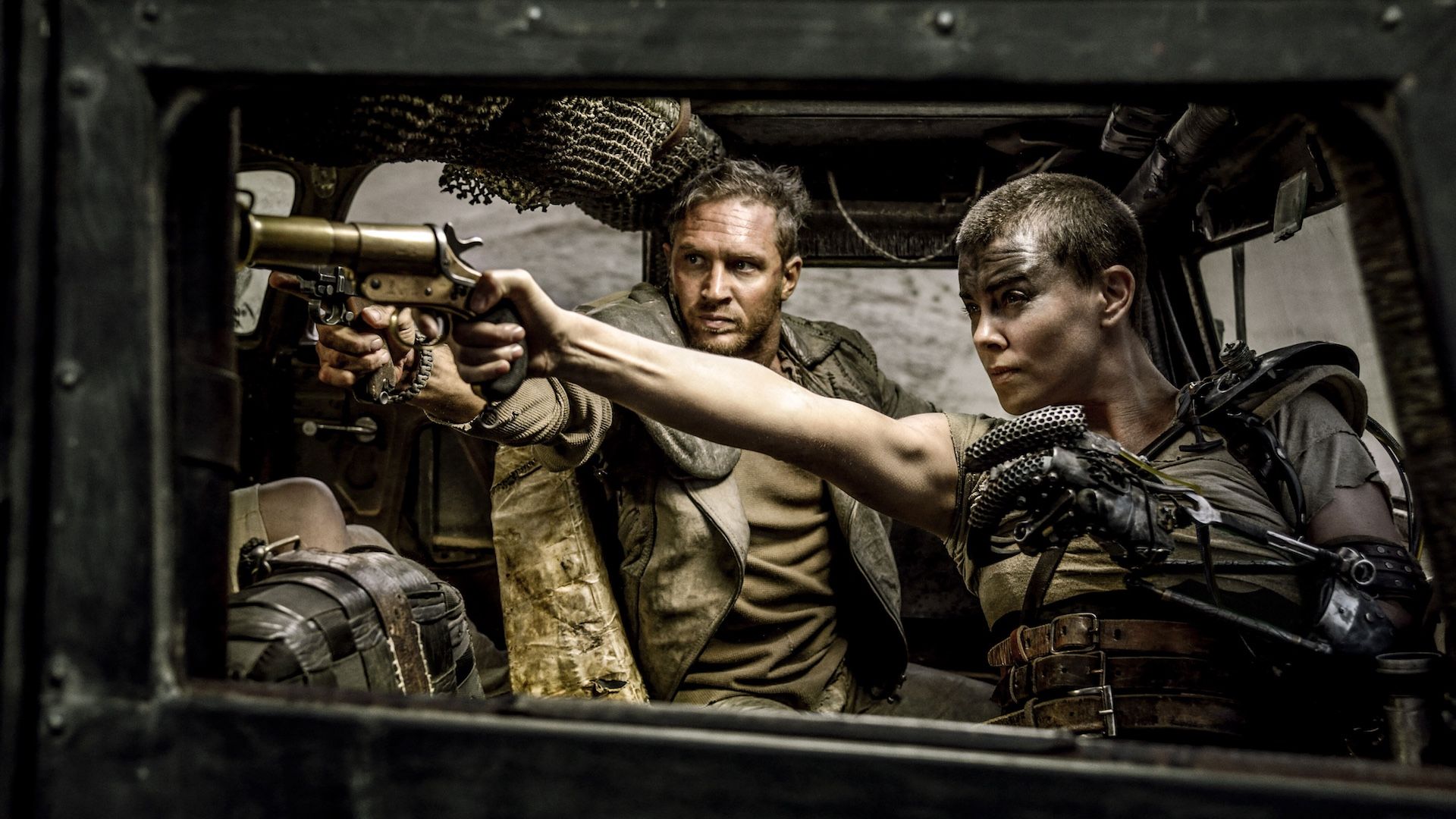 Tom Hardy como Max Rockatansky e Charlize Theron como Imperatriz Furiosa em Mad Max: Estrada da Fúria