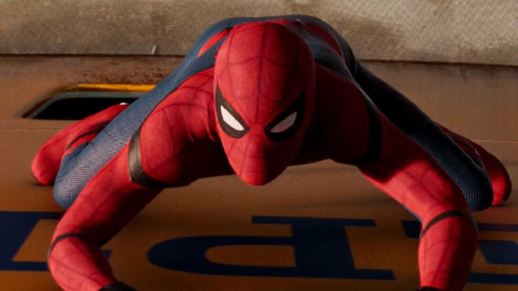 Peter Parker escala balsa em cena de Homem-Aranha: De Volta ao Lar
