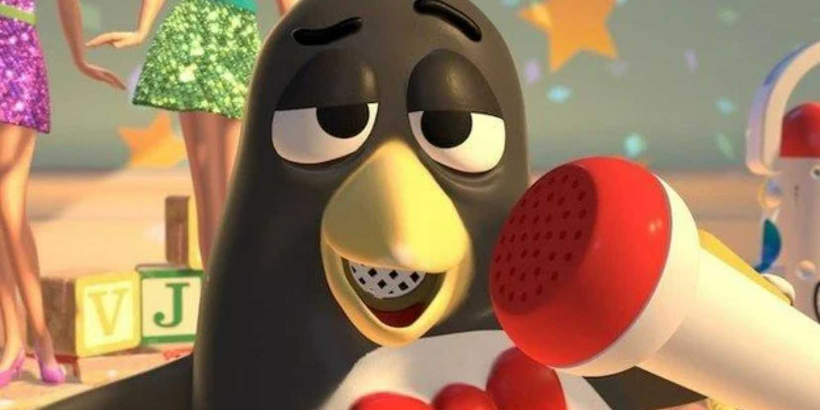 Wheezy, de Toy Story 2, canta em um microfone com bonecas Barbie ao fundo