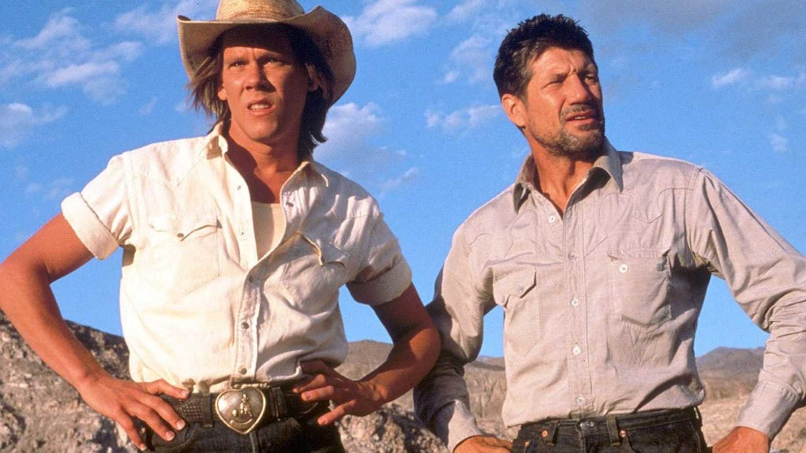 Fred Ward e Kevin Bacon em cena de O Ataque dos Vermes Malditos