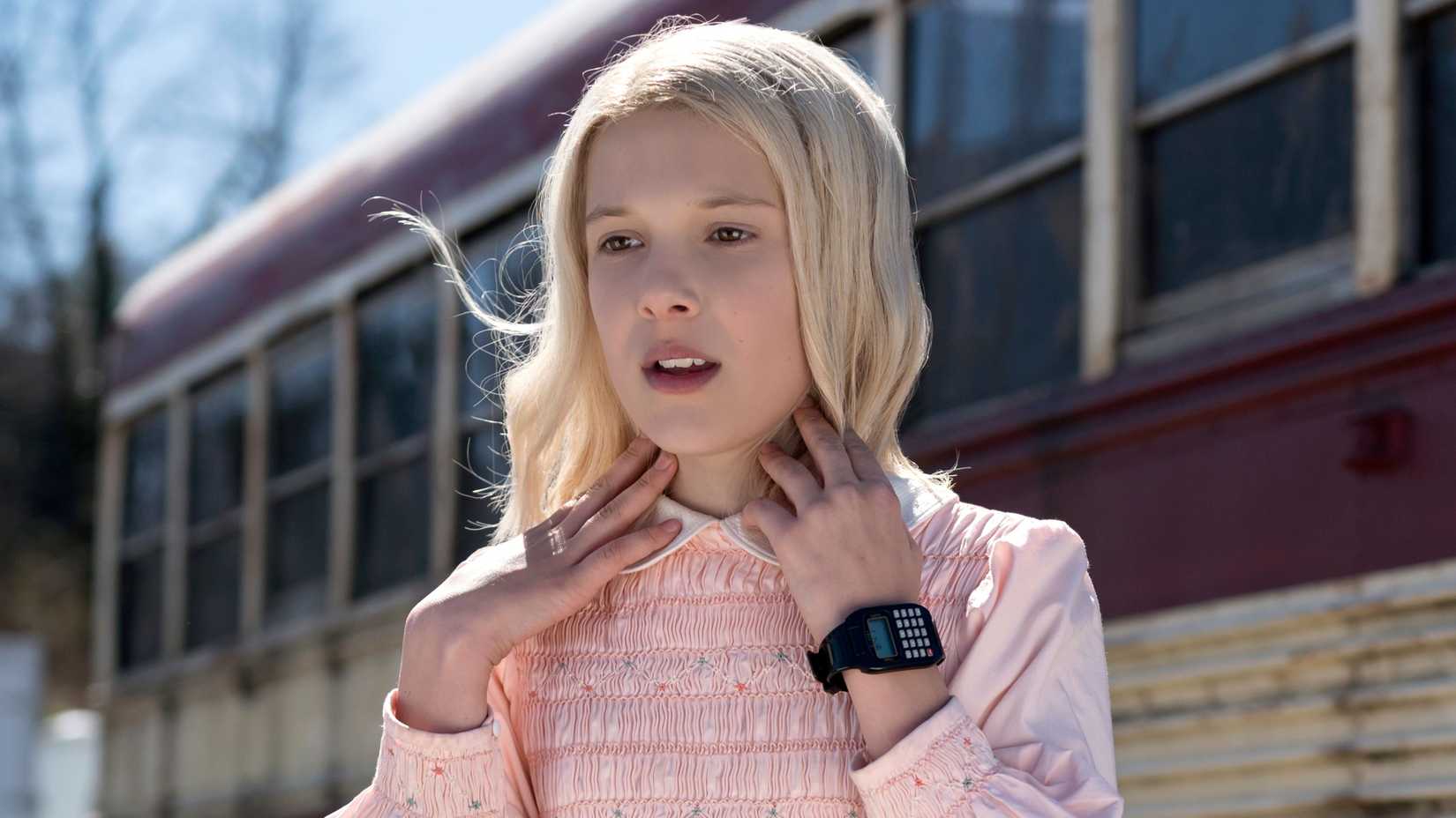 Eleven usa peruca loira com expressão preocupada em Stranger Things