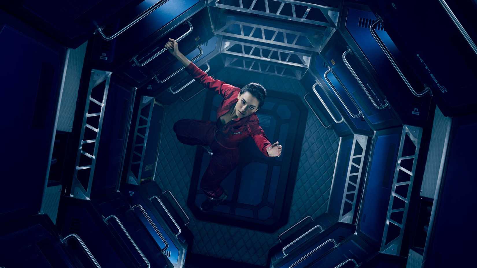 Julie Mao flutua em um poço em The Expanse