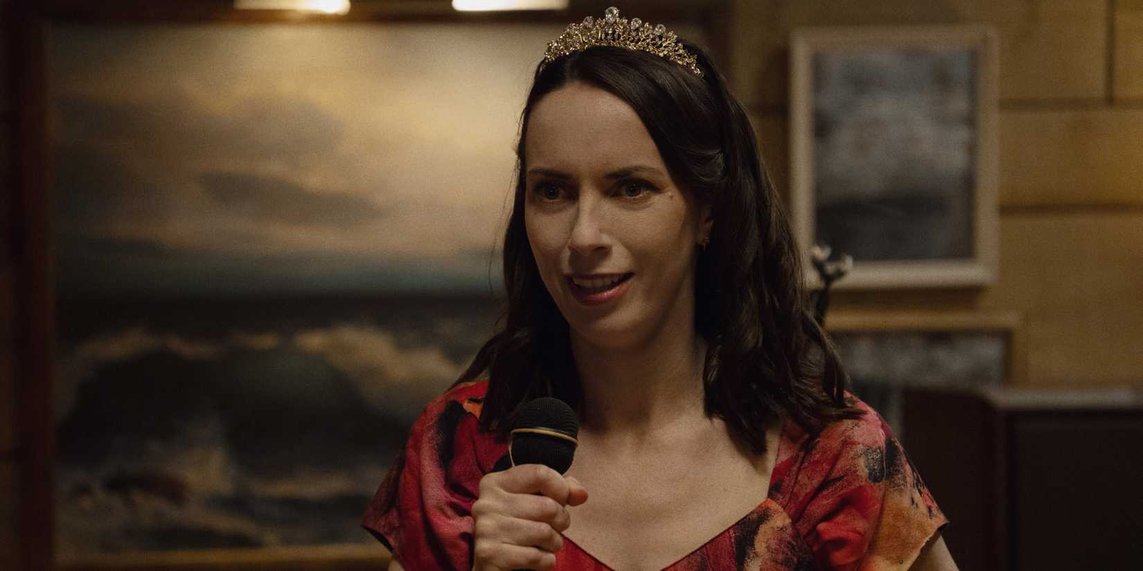 Patrícia fala ao microfone em Widow's Bay