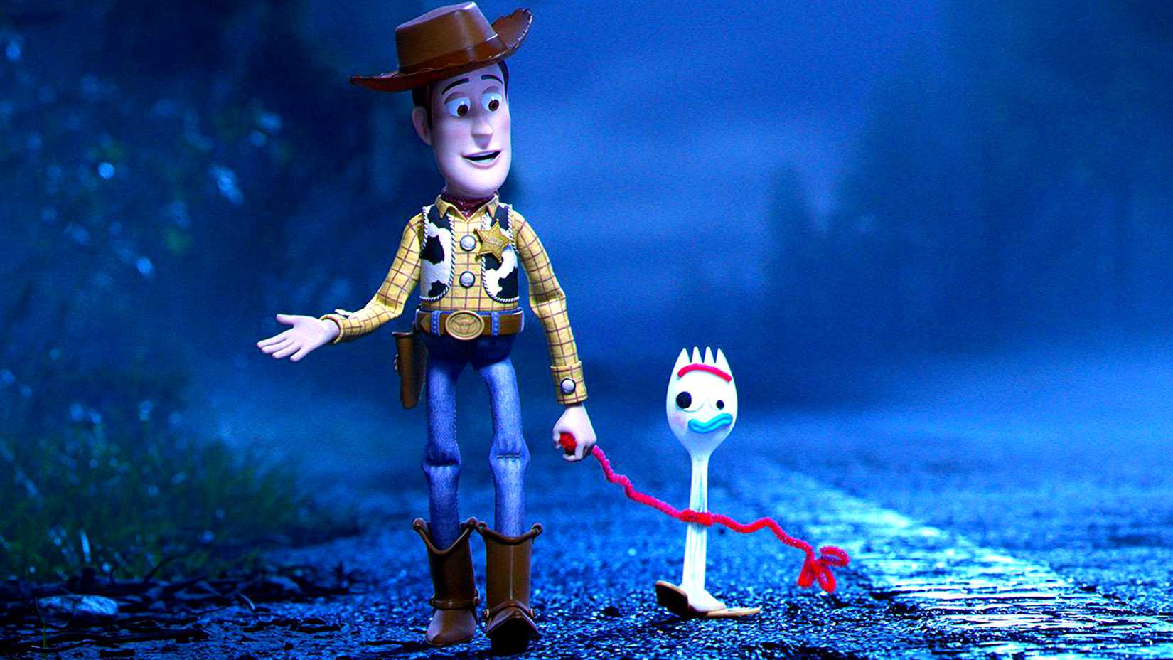Woody e Forky caminham de mãos dadas em Toy Story 4