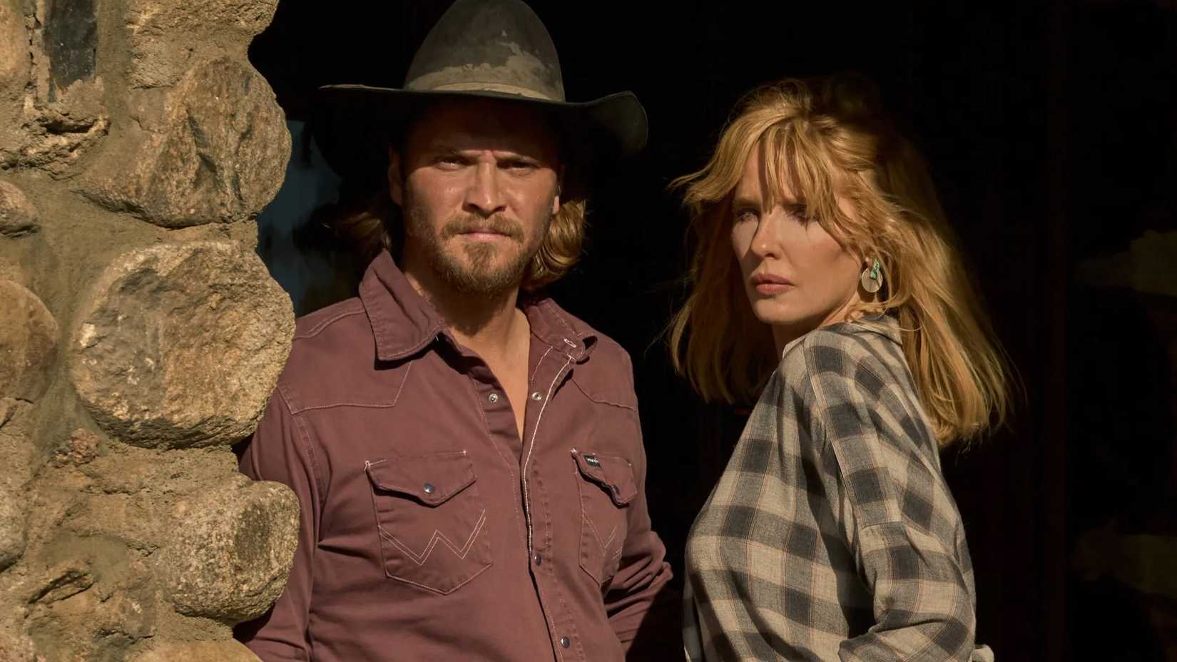 Luke Grimes como Kayce Dutton e Kelly Reilly como Beth Dutton em Yellowstone